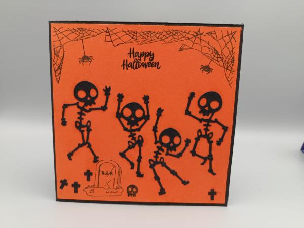 Handgemachte Halloween-Karte mit tanzenden Skeletten – „Happy Halloween“